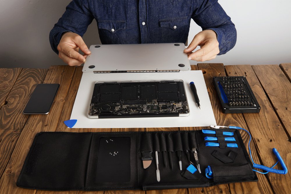 MacBook baterijų tiekimas kaip išsirinkti tinkamą ir kodėl Smartparts yra geriausias pasirinkimas servisams